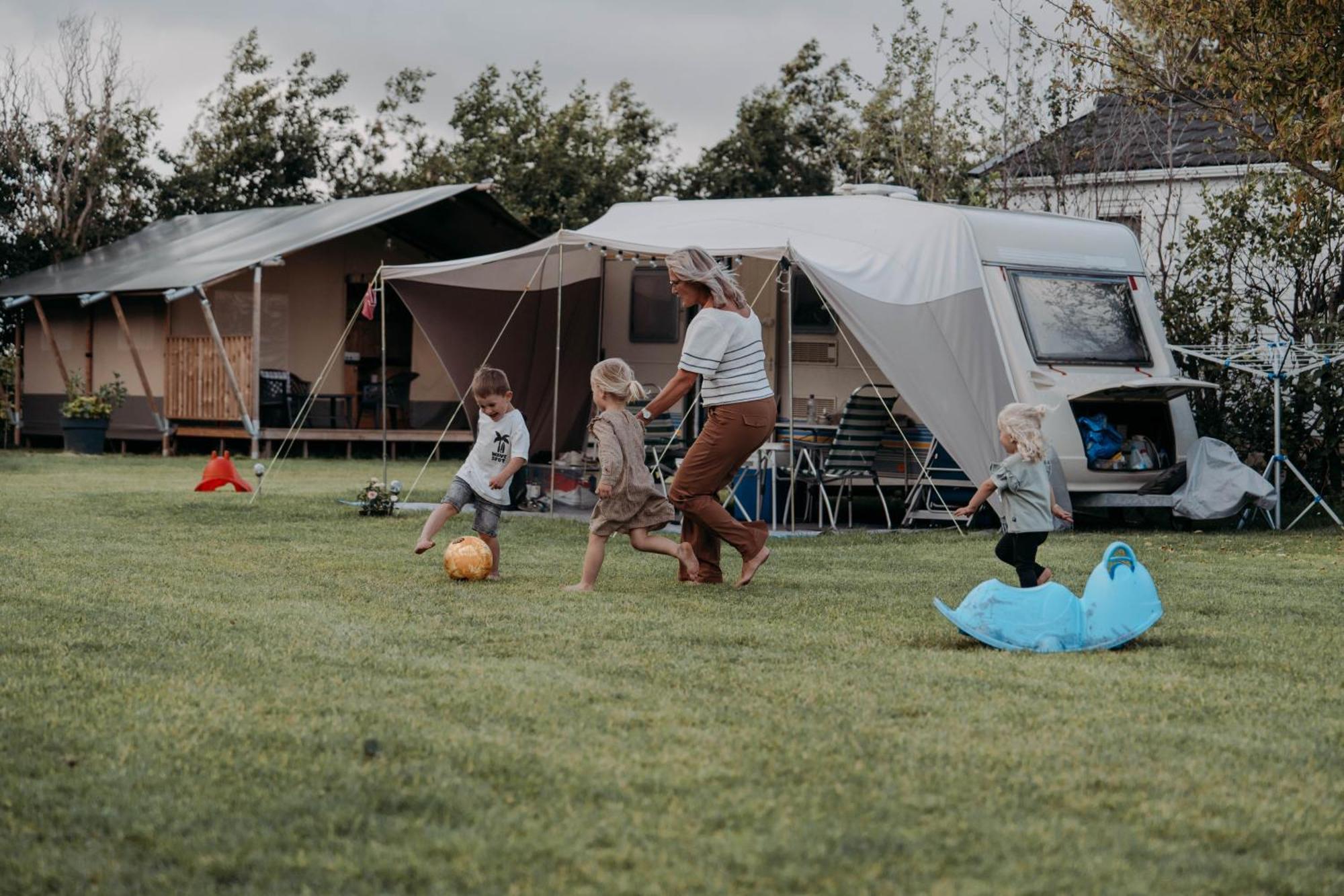 Camping De Tulpenweide Lege Kampeerplaats, Lege Plaats Op Het Gras Zonder Bed Breezand Exterior foto