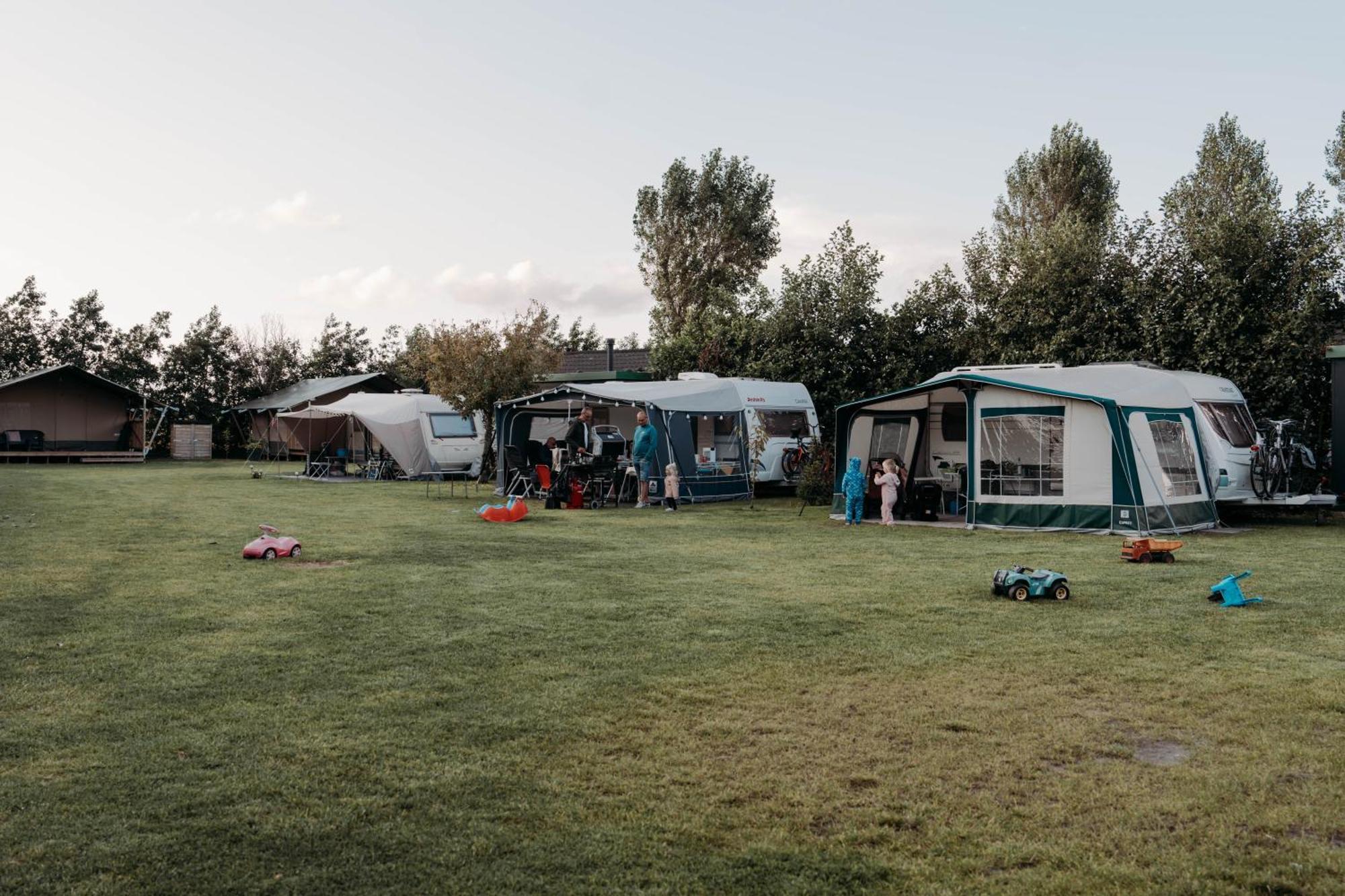 Camping De Tulpenweide Lege Kampeerplaats, Lege Plaats Op Het Gras Zonder Bed Breezand Exterior foto