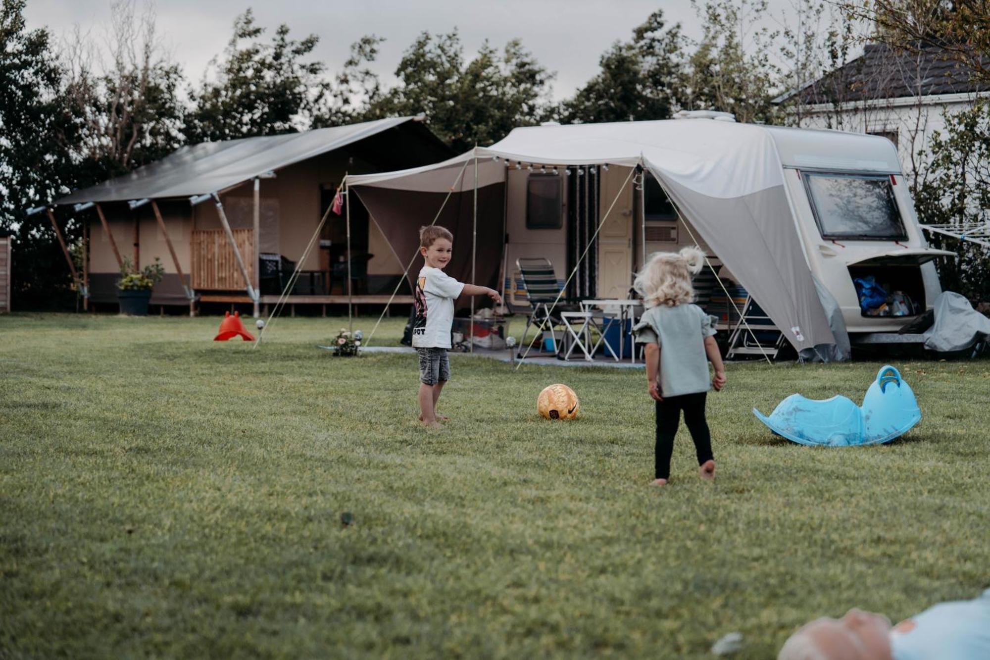 Camping De Tulpenweide Lege Kampeerplaats, Lege Plaats Op Het Gras Zonder Bed Breezand Exterior foto