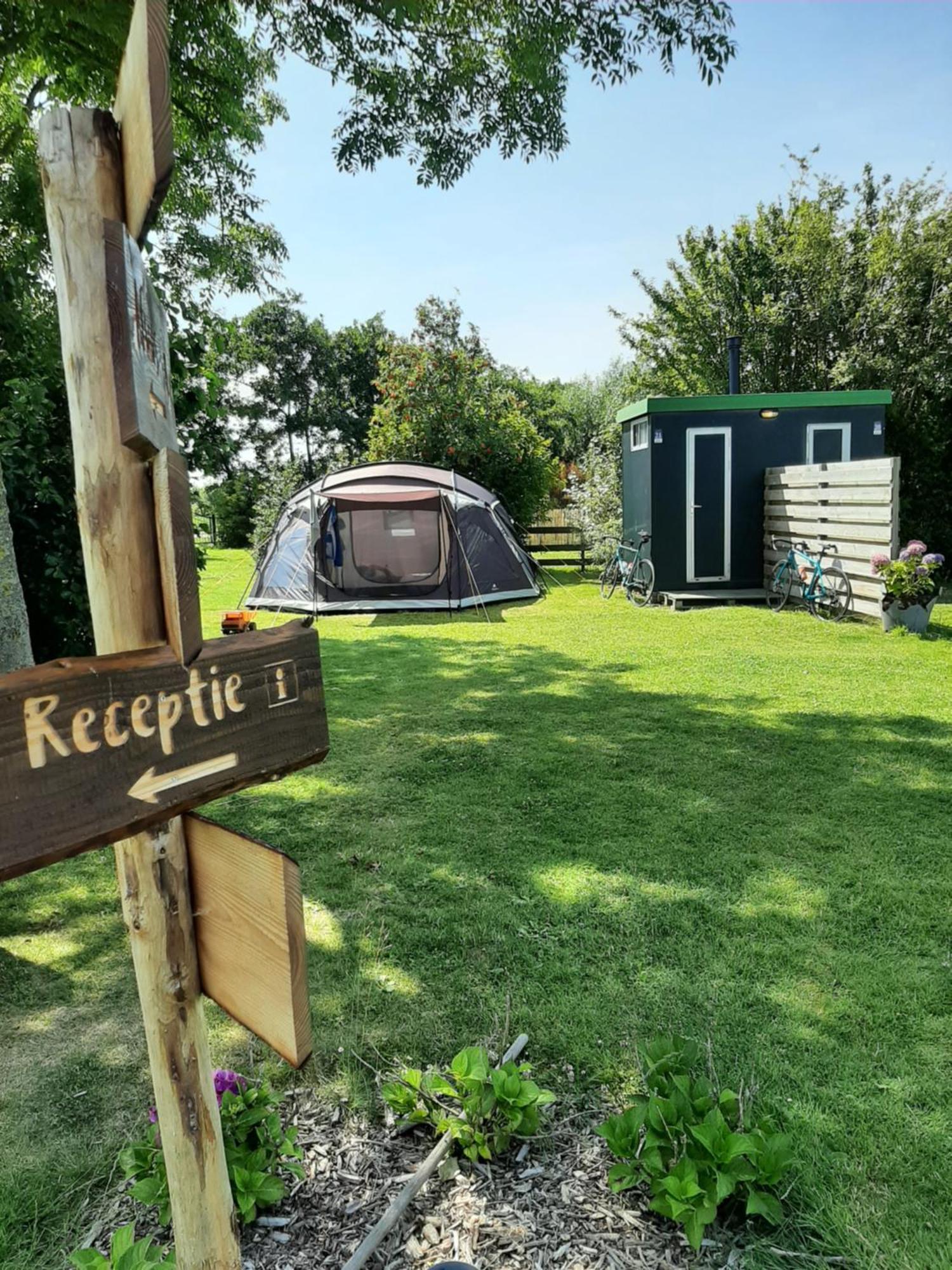 Camping De Tulpenweide Lege Kampeerplaats, Lege Plaats Op Het Gras Zonder Bed Breezand Habitación foto