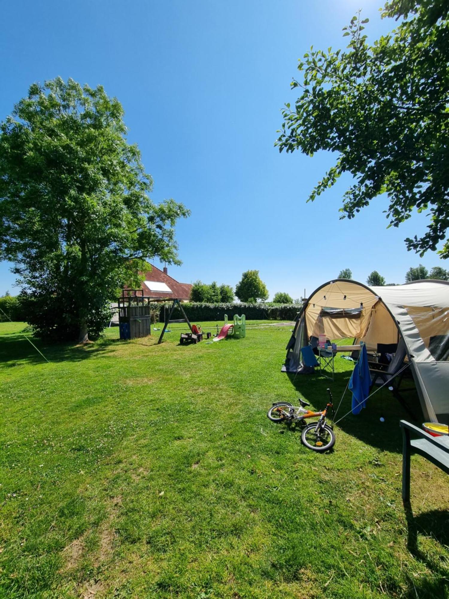 Camping De Tulpenweide Lege Kampeerplaats, Lege Plaats Op Het Gras Zonder Bed Breezand Habitación foto
