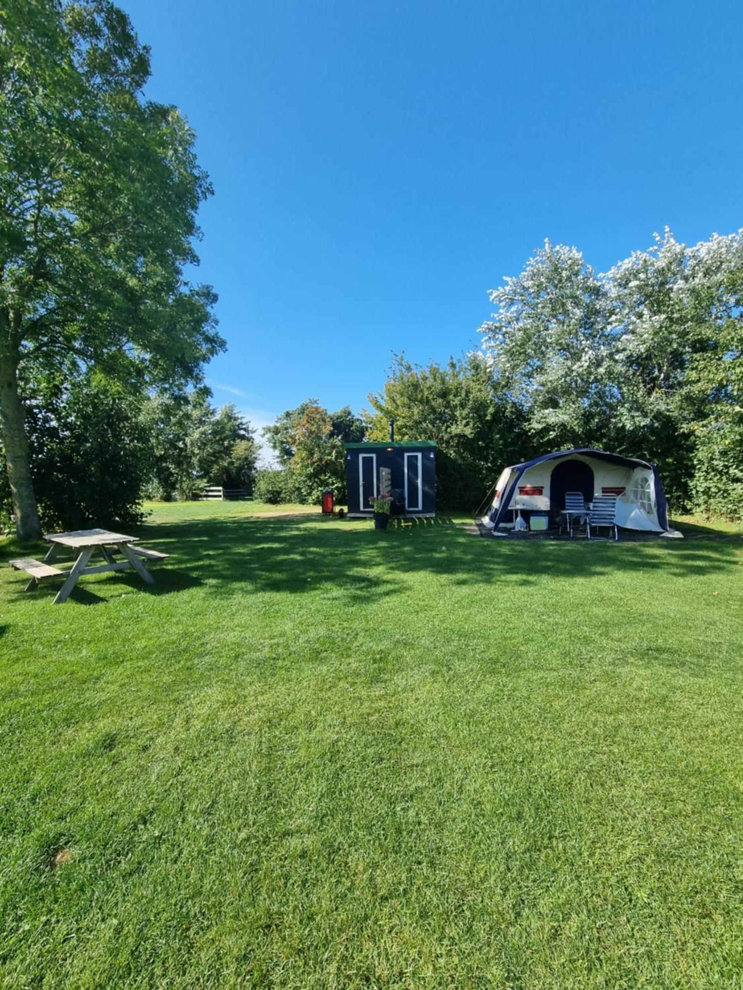 Camping De Tulpenweide Lege Kampeerplaats, Lege Plaats Op Het Gras Zonder Bed Breezand Habitación foto