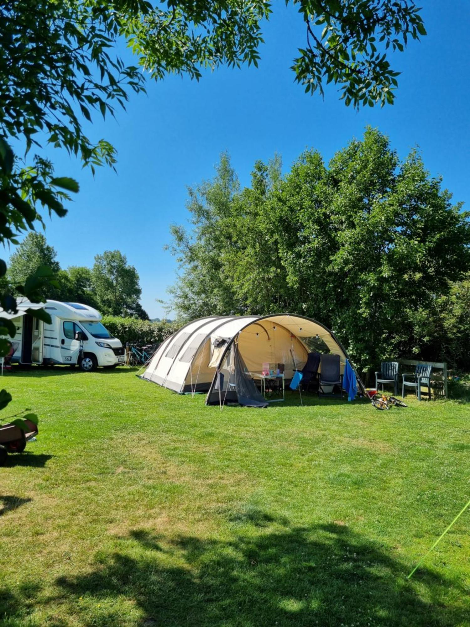 Camping De Tulpenweide Lege Kampeerplaats, Lege Plaats Op Het Gras Zonder Bed Breezand Habitación foto