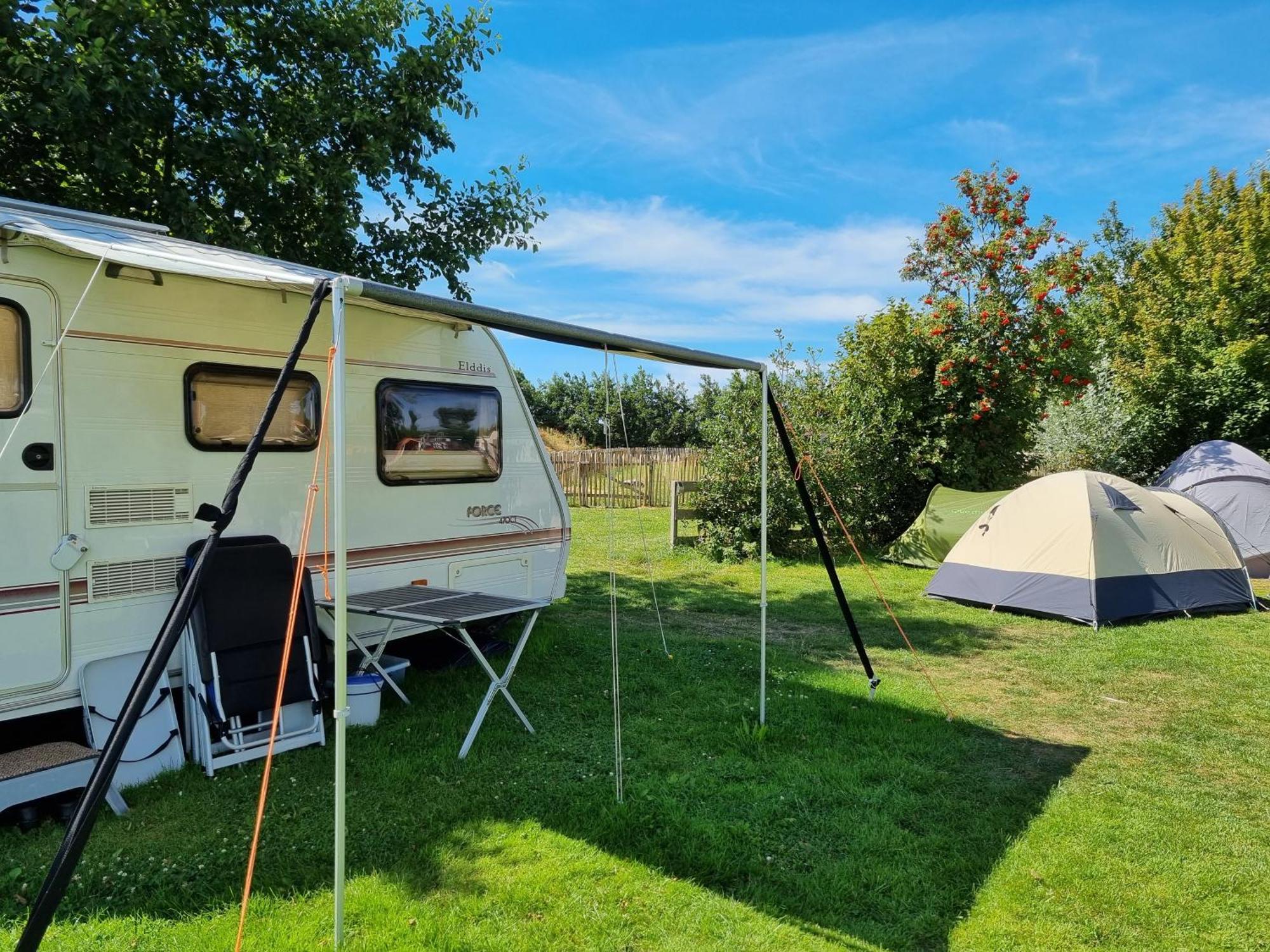 Camping De Tulpenweide Lege Kampeerplaats, Lege Plaats Op Het Gras Zonder Bed Breezand Habitación foto